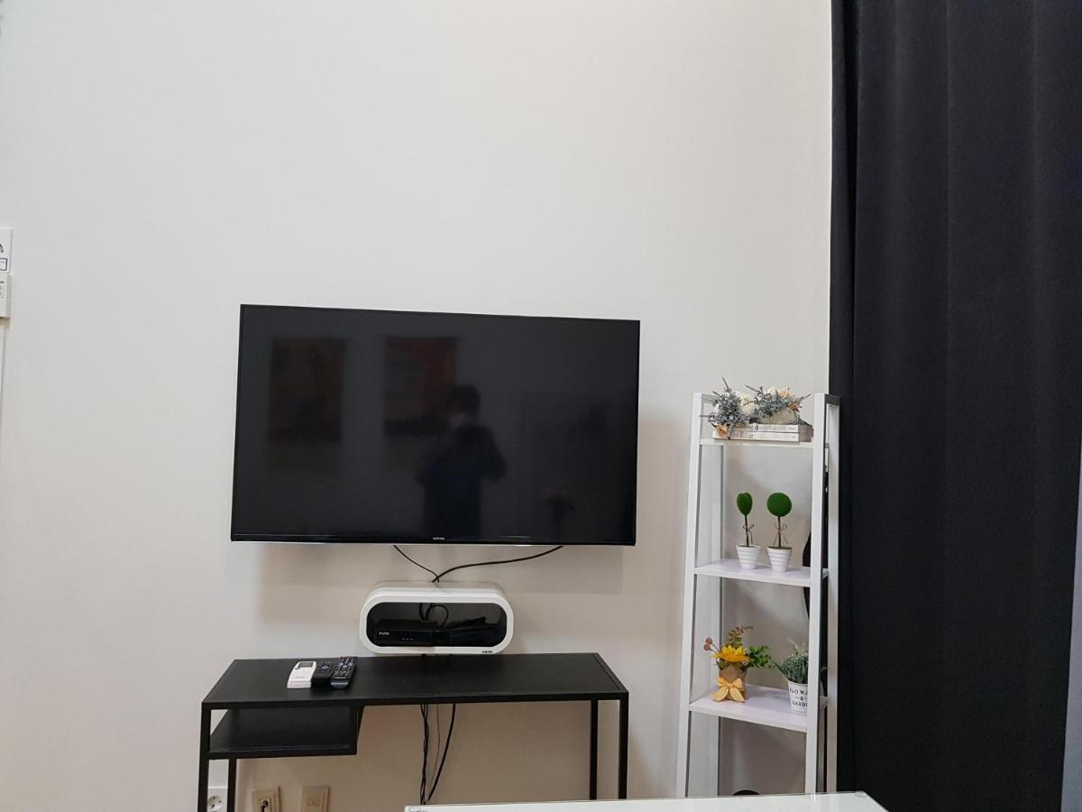 Hongdae Residence - 1Min From Hongik Uni Station Exit #1 Seoul Bagian luar foto